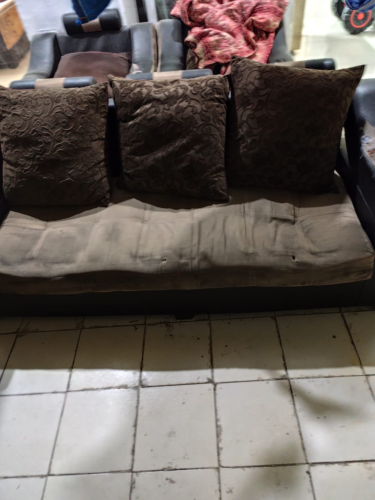 Old Sofa A New Makeover - Noida – sofa repair in Central Delhi (before)